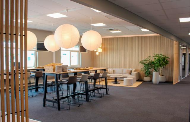 Kantine og sofa område med i kontoret giver plads til samvær på arbejdspladsen
