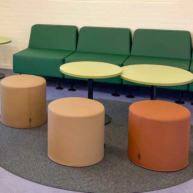 Brug møbler som puffer og sofaer i praktisk kunstlæder til indretning af efterskolen.