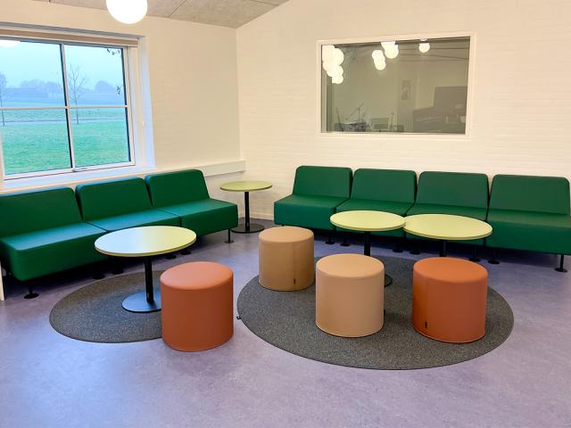 Bløde sofaer og puffer giver en god lyd i musiklokalet på Hårslev Efterskole.
