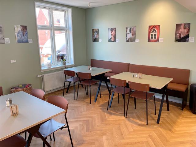 Polstrede bænke i spiseområdet hos Kirkens Korshær i Holbæk