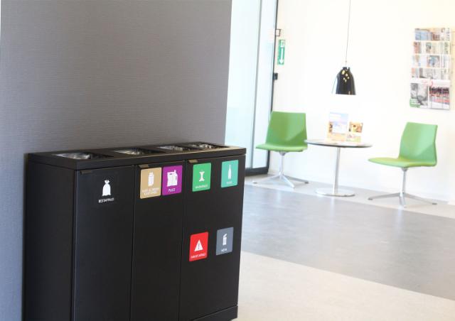 Løs affaldssorteringen på arbejdspladsen med smarte og praktiske affaldssorteringsstationer fra Bica.