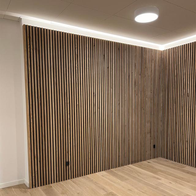Brug bagbelysning på akustikpaneler for at skabe en rolig og smuk belysning og stemning i rummet