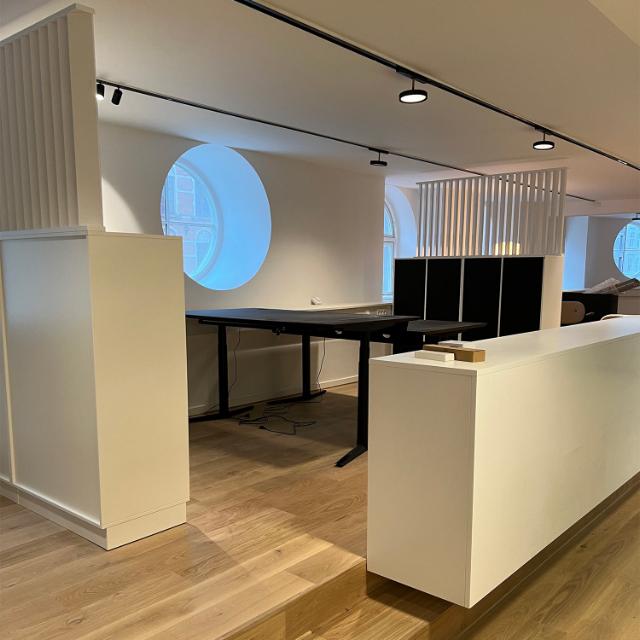 Receptionsskanke med ergonomiske arbejdsplader 