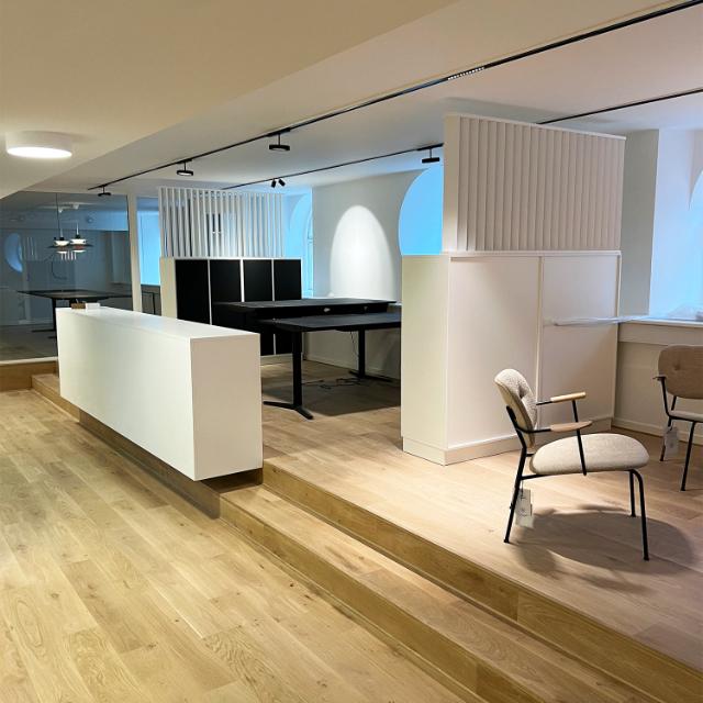 Reception med ergonomiske mødestole for at sikre et godt arbejdsmiljø