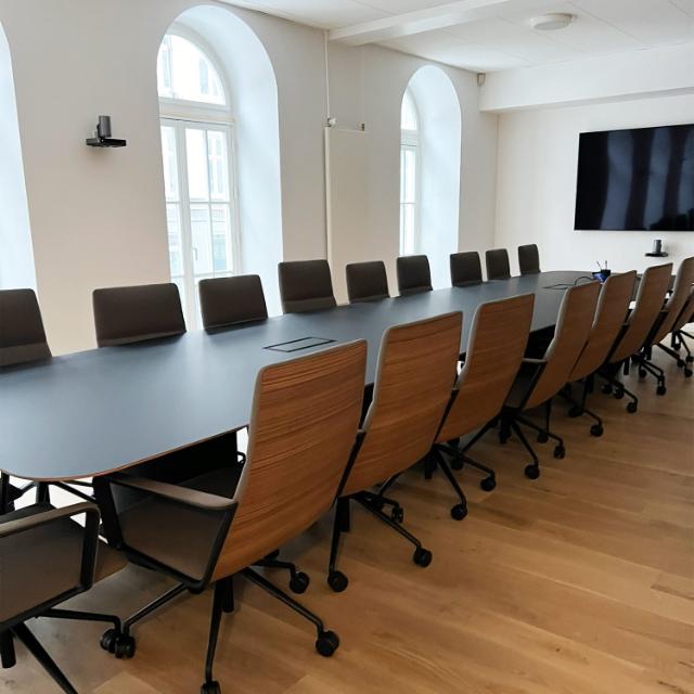 Mødelokale med moderne AV udstyr og behagelige mødestole