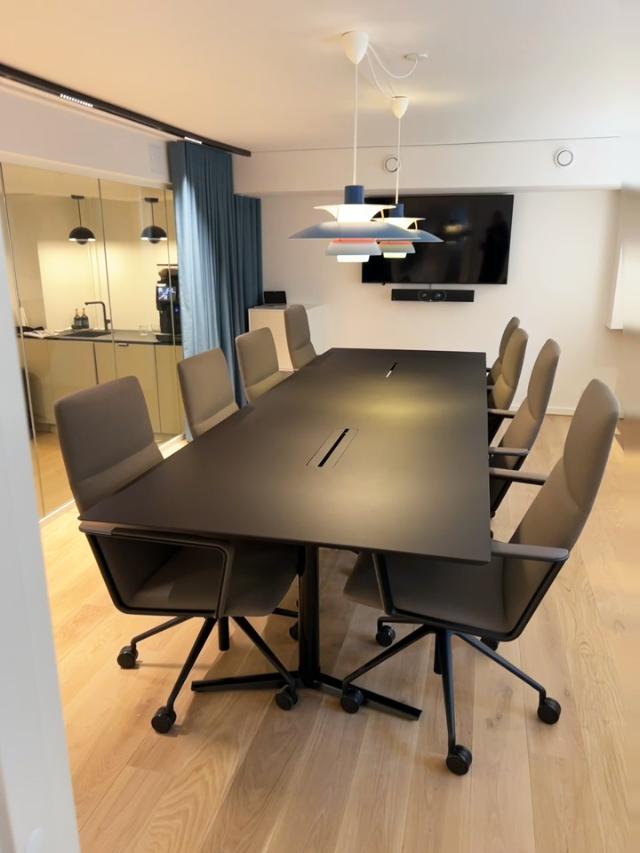Indretning af lille mødelokale med PH 5 lamper fra Louis Poulsen
