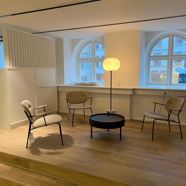 Venteområde med lænestole og smuk belysning