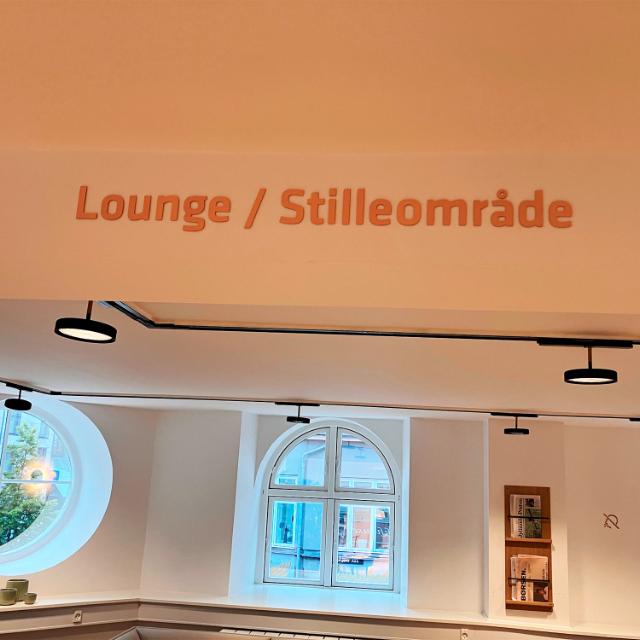 Skilte på væggen