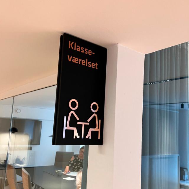 Design af skilte med lys og ikoner til Gymnasielærernes Lærerforenings nye lokaler