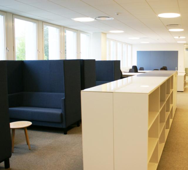 Loungemøbler i storrumskontor giver plads til afslappende stunder for medarbejdere