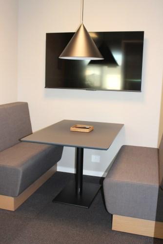 Skab et fokusrum eller lille møderum med amerikansk diner stemning med bløde polstrede sofaer