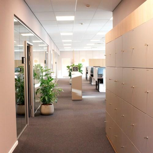 Vi er eksperter i opbevaring og garderobe løsninger til kontoret