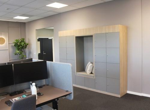 Opbevaringsskabe på kontoret med indbygget bænk