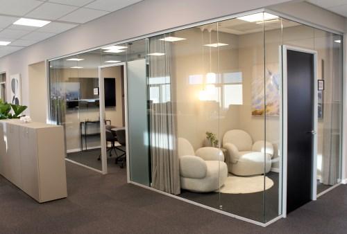 Intimt møderum til 2 personer indrettet med bløde polstrede stole