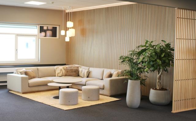 Sofa og loungemøbler i spiseområde i kantinen hos Gorenje i København