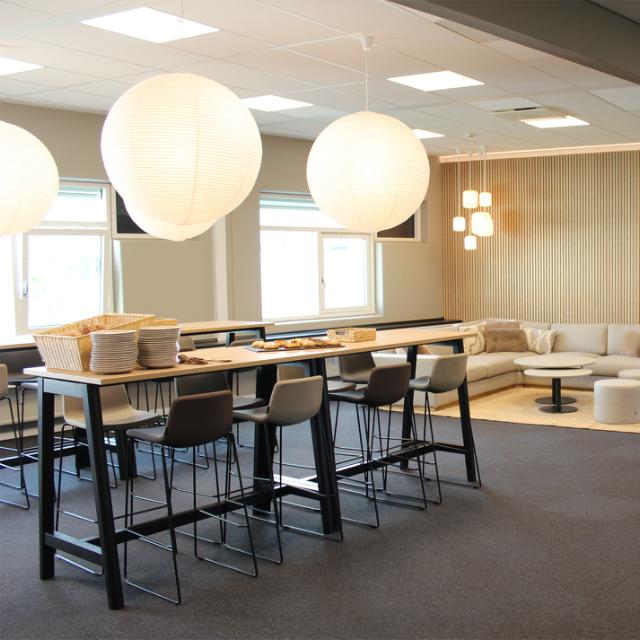 Kantine og loungeområde indrettet med HAY RICE pendler og naturmaterialer