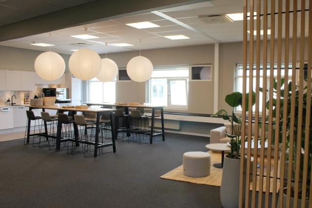 Spiseområde i kantine indrettet med HAY møbler og pendler