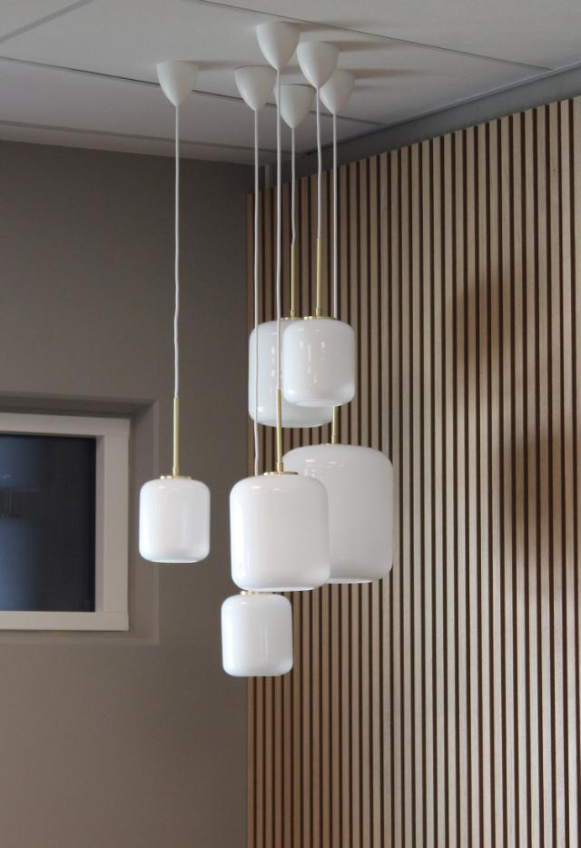 Pendler i kantinen giver et varmt og hyggeligt lys på arbejdspladsen