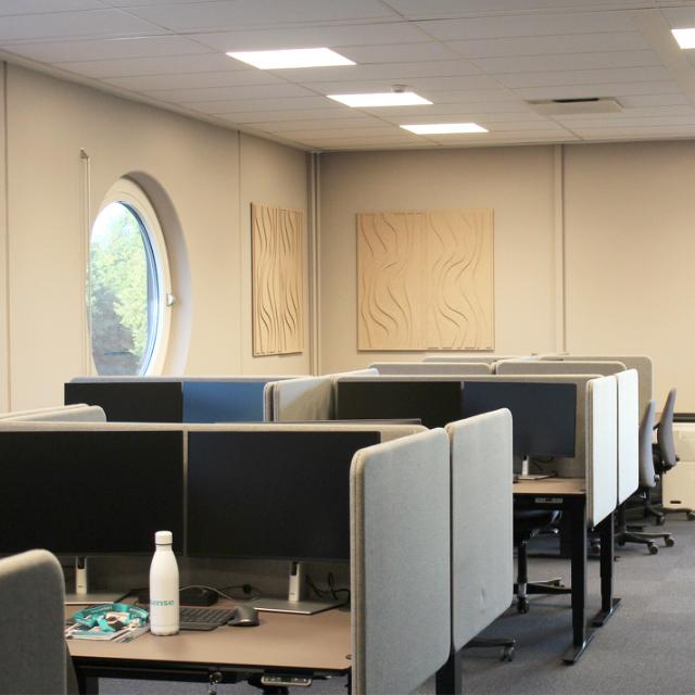 Adskil arbejdsstationer med akustik bordskærme for at dæmpe lyden på kontoret