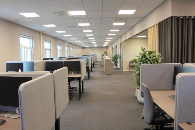 Flotte linoleums bordplader på hæve sænkeborde i kontorindretning hos Hisense Gorenje i Taastrup