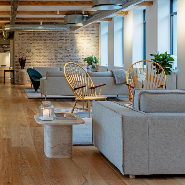 Venterum flot og stilfuldt indrettet med bløde sofaer, gulvtæpper og grønne planter