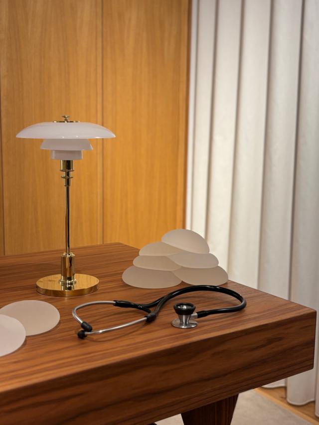 Louis Poulsens ikoniske PH bordlampe her brugt som flot skrivebordslampe på klinik i København