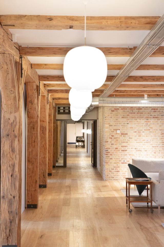 Brug store pendler som belysning på kontor og i møderum