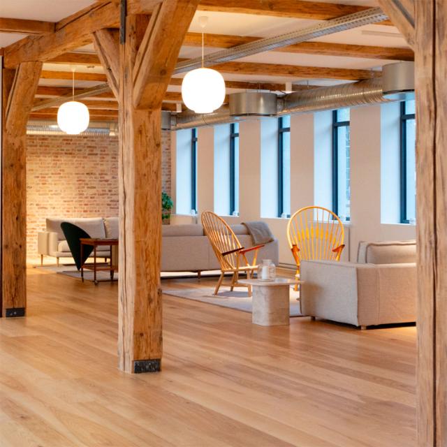 Indret receptionen med gulvtæpper for at skabe en varm og indbydende stemning og rum-i-rummet