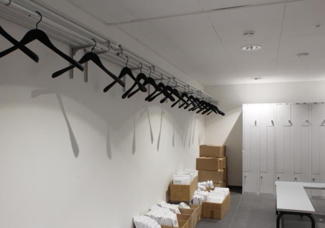 Garderobe og arkiveringsplads er vigtigt at tage højde for på en arbejdsplads.