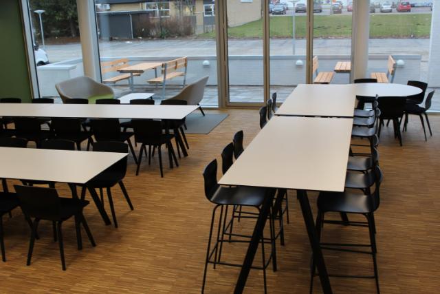 Kantineindretning med langborde og høje kantinestole og højborde