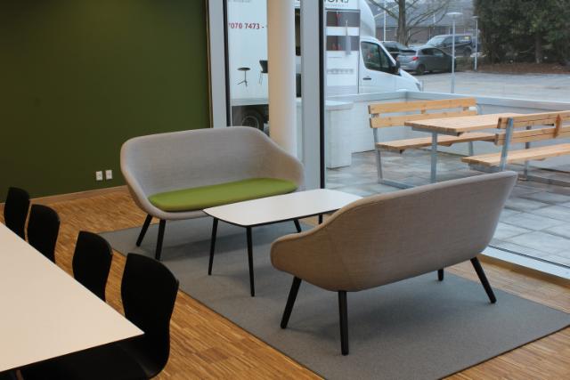 Kantinen hos Leasing Fyn er indrettet med et loungeområde med bløde sofaer