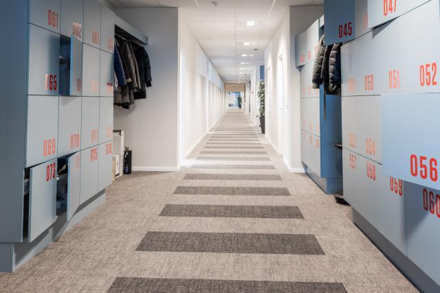 Designet løsning med personlige lockers til medarbejdere i moderne kontorhus
