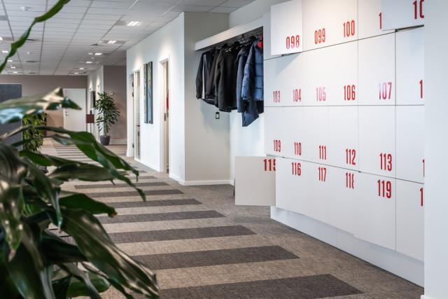 Skræddersyet lockersystem til virksomhed med farvekoordineret indretning