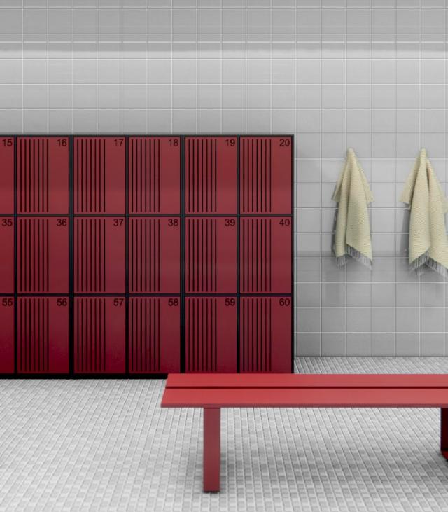 Smuk og enkel indretning med metal lockersskabe som garderobe