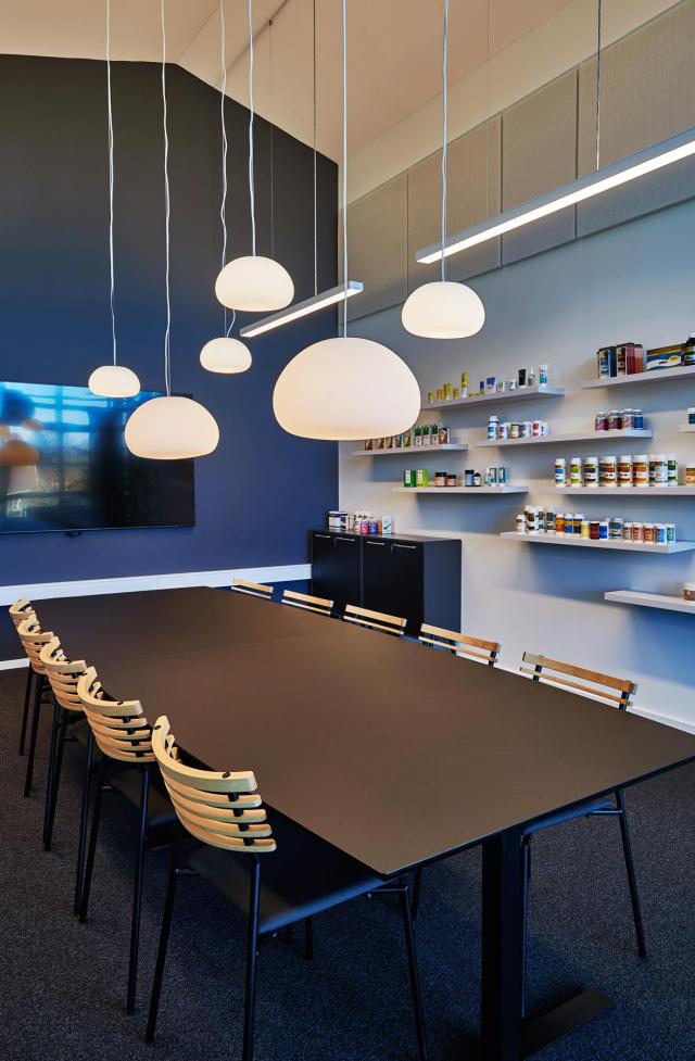 Brug store pendler som belysning på kontor og i møderum
