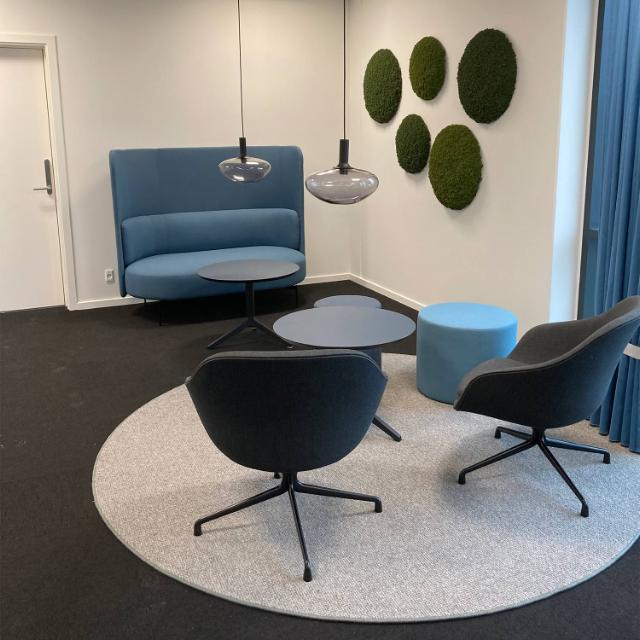 Indret fællesrum og mødelokaler med løse gulvtæpper og gardiner for at forbedre akustikken og dæmpe lyden på arbejdspladsen