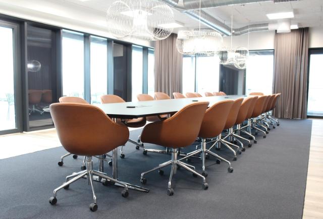 Indretning af flot og stilrent bestyrelseslokale