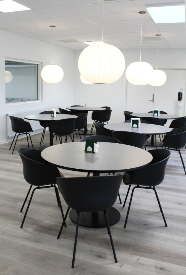 Kantine indretning med HAY AAC stole og pendler fra HAY