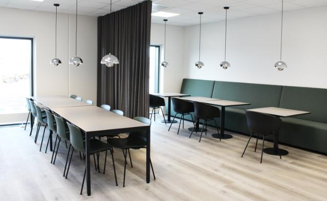 Kantineindretning med Flowerpot VP1 lamper og HAY kantinestole