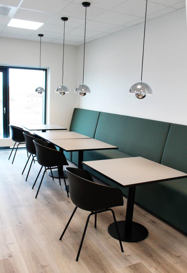 Kantineindretning med bløde polstrede sofaer og Flowerpot pendler i krom