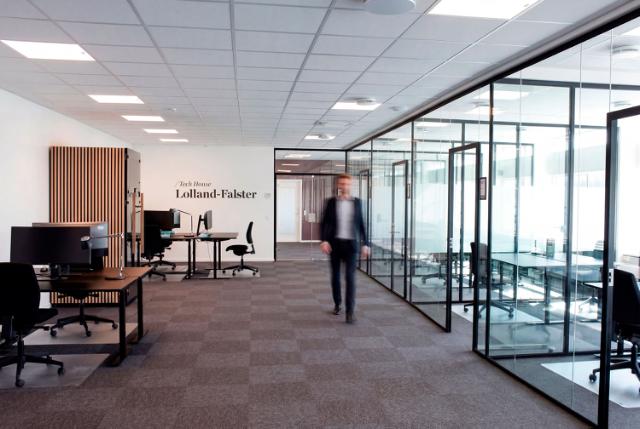 Indretning af åbent kontorfællesskab adskilt af new-yorker glasvægge