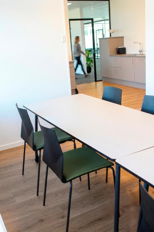kantineborde med hjul og praktiske rengøringsvenlige kantinestole
