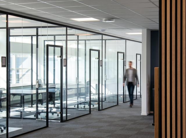 Flot og åben kontorindretning med glasvægge i New York stil og med ergonomiske kontormøbler 