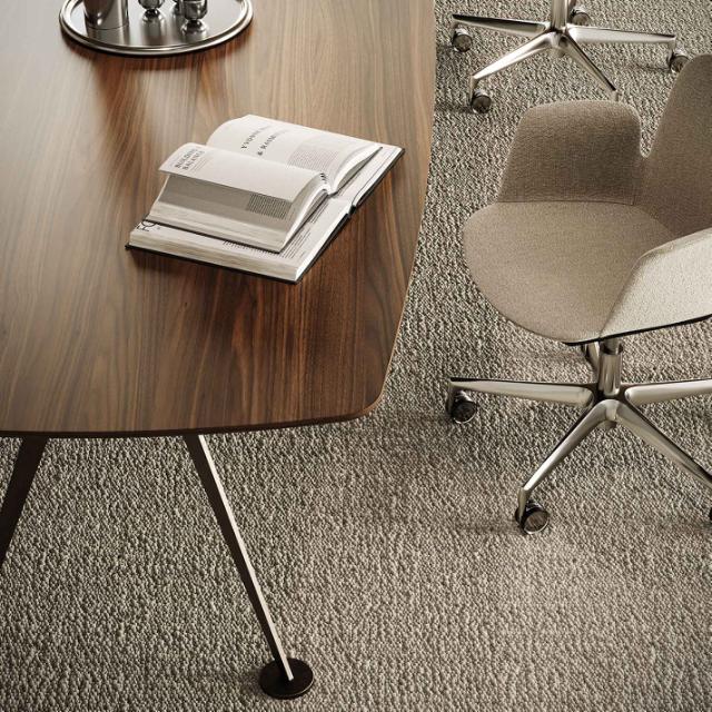 Flot og stilfuldt konferenceborde i valnød med poleret stål ben