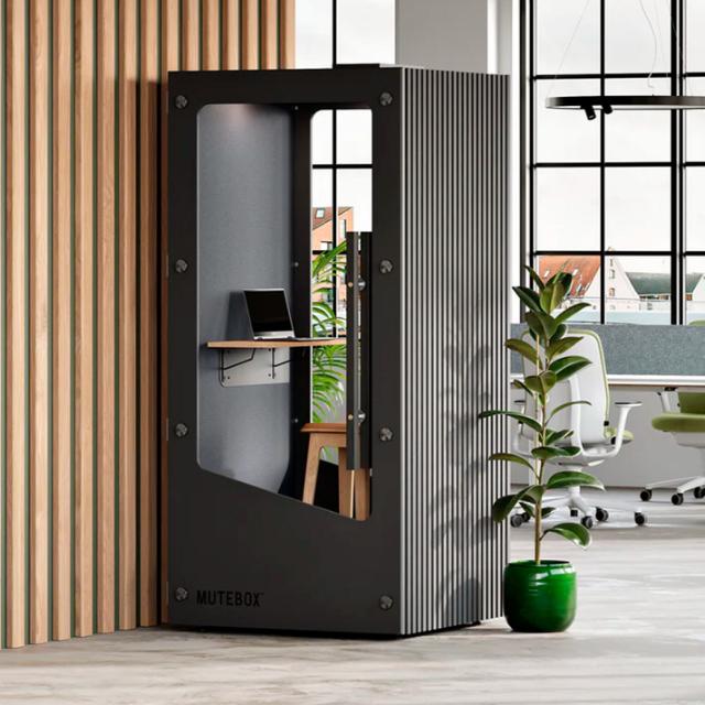 Mutebox lydtæt telefonboks i åbent kontorlandskab der reducerer støj og forbedrer arbejdsmiljøet