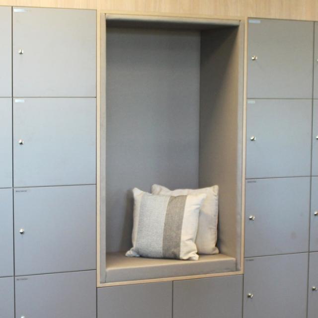 Brug lockers på kontoret til garderobe og som kontor opbevaring eller siddeplads.