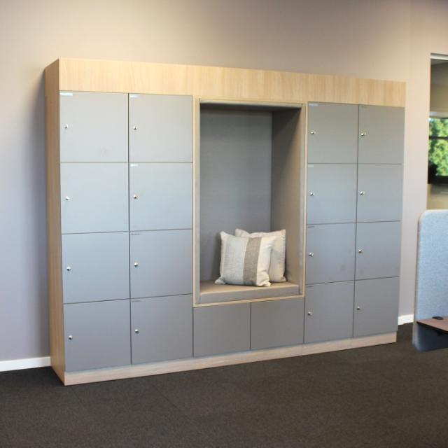 Lockers i egetræ og med lysebrune låger og lås til personalet