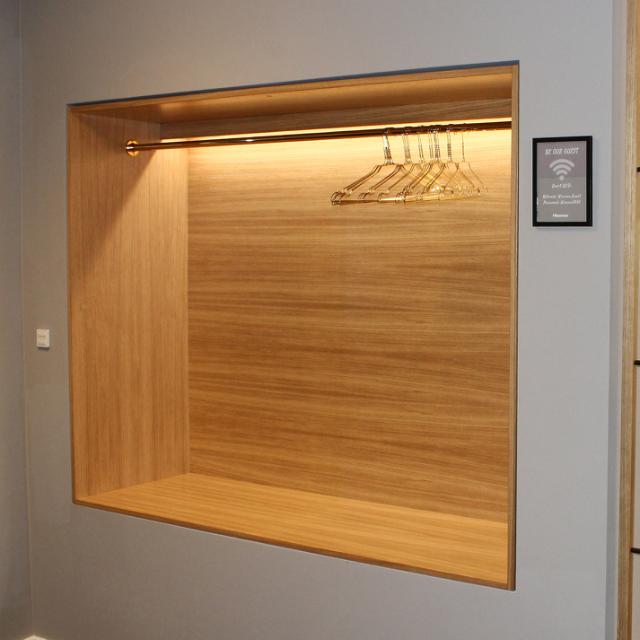 Indbygget garderobe i egetræ og messing