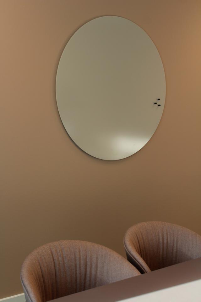 Brug whiteboard tavlen som en dekoration i møderummet. Her i en flot rund form og en varm beige farve.