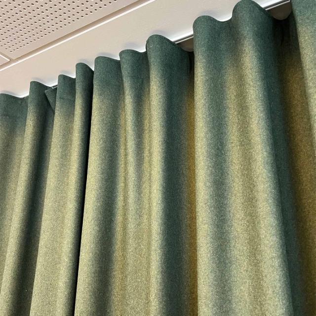 Lyd- og lysdæmpende gardin 450x250 cm.